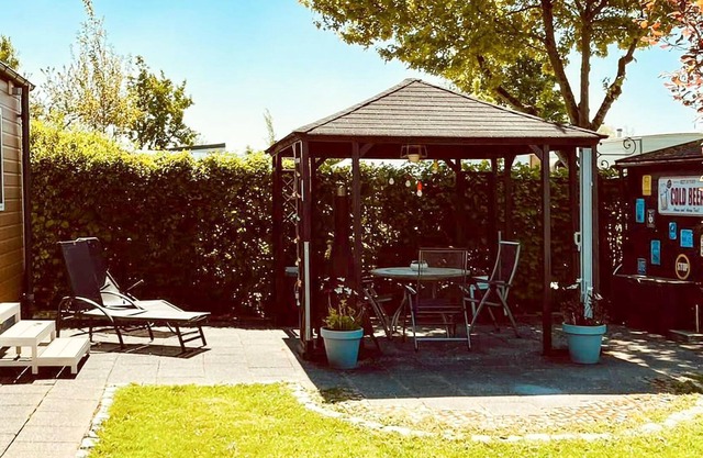 Surrounded by water, this cozy cottage welcomes you in a well-kept vacation complex.