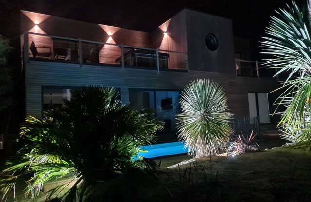Suspended getaway accommodation "Le Cèdre Rouge", private spa and pine forest view