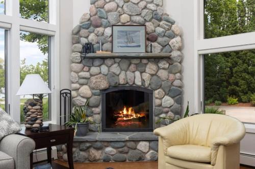 Suttons Bay Beach House Private Beachfront