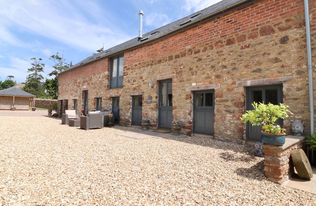SWALLOWS BARN, pet friendly, character holiday cottage in Brixham