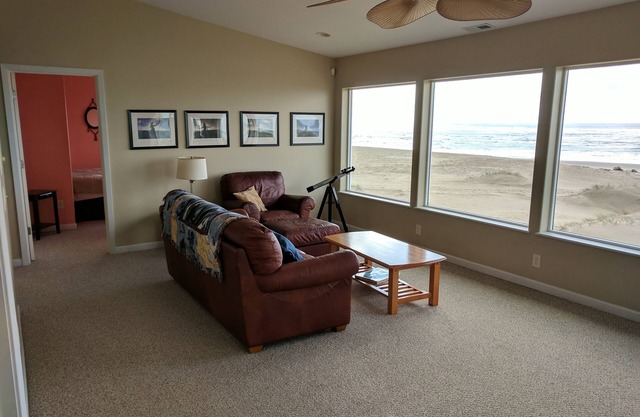 Sweeping ocean views on two levels, spacious oceanfront house!