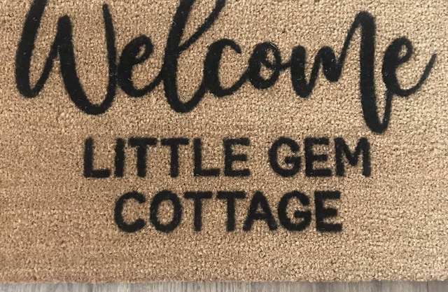 Sweet & cozy cottage with a mix of modern & vintage style awaits you!