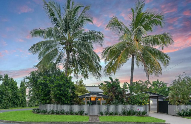 Sweet Creek Cottage, Palm Cove, 200m to Beach, Heated Pool, Pets