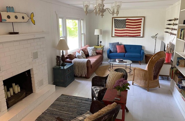 Sweetwater Cottage is a well curated cottage a block away from Hamlin Lake