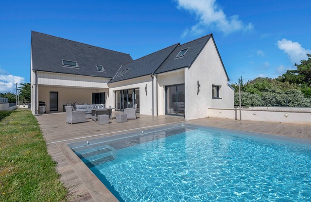 Swimming pool - 10 persons - 100m from the beach