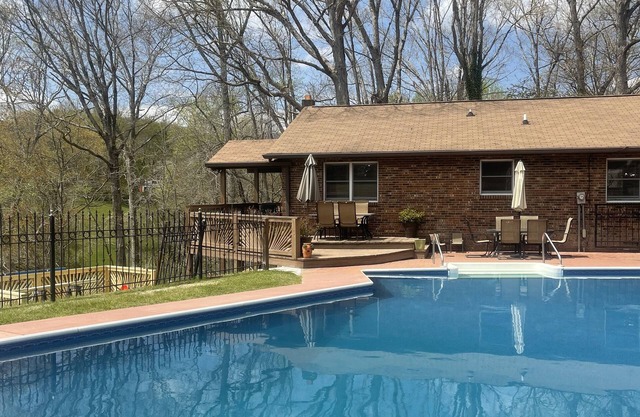 SWIMMING POOL/HOT TUB/FIRE PIT/MOUNTAIN VEWS ON SIX ACRES