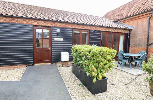 SYCAMORE, family friendly, with a garden in Wood Norton