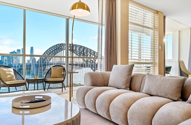 Sydney's Landmark Views from Luxury 2Bd Apt