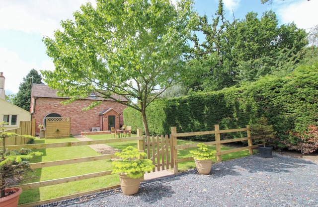 SYLVA COTTAGE, romantic, with a garden in Cockshutt