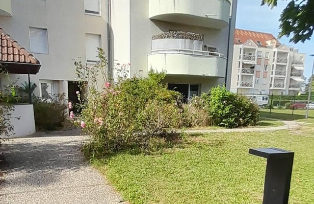 T2 garden level, spacious, sunny, very quiet, close to all amenities.