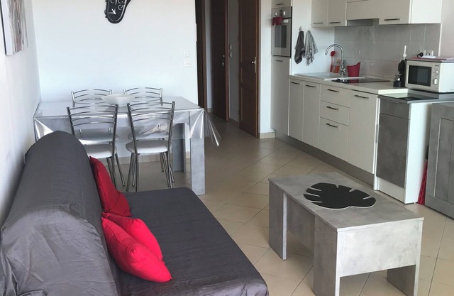 T2 in new residence, fully equipped + air conditioning/wifi and parking