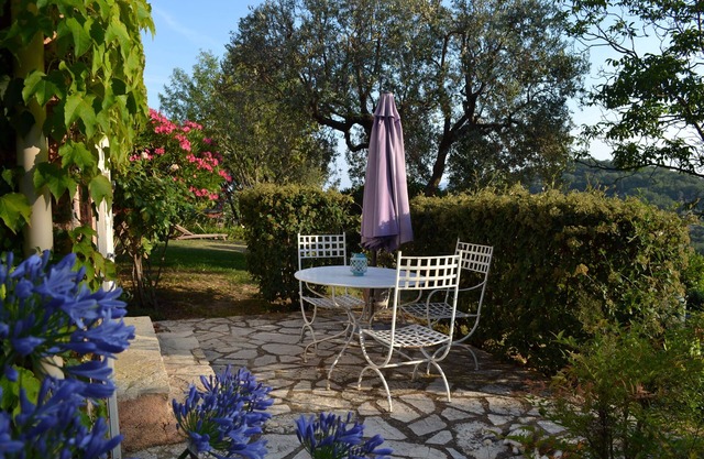 T2 independent garden level of a charming country house with pool in dominant position