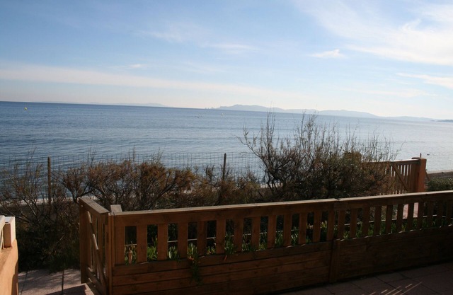 T2 La Capte, waterfront, sea in front of your terrace, all comforts