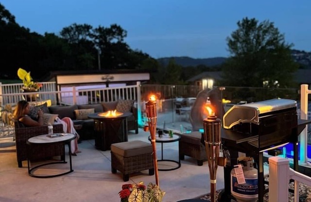 Table Rock Lake Villa: Walk-in, Poolside, Game Room, Epic Views, 3 min from SDC!
