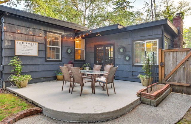 Tacoma Retreat w/Fire Pit - Walk to Lake Access!
