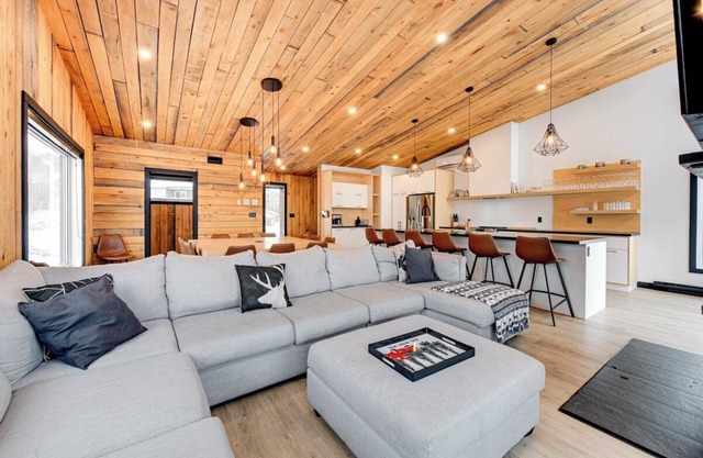 Tahoe 10 - Modern 5 bedroom chalet for 18 people at Mont-Sainte-Anne