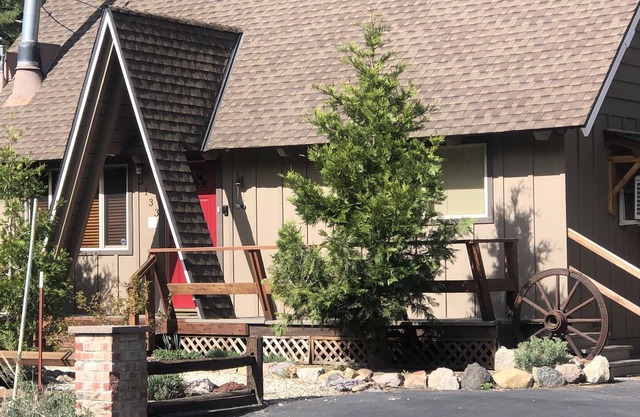 Tahoe Lake Cabin gem, 3 short blocks to the Lake