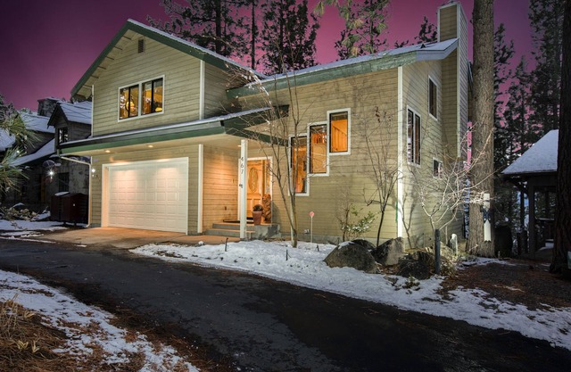 TAHOE LUXURY HOME! PRIVATE BEACH! Gated Community, Lake Views, Hot Tub, Max 8