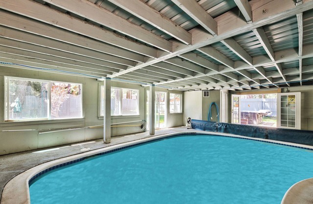 TAHOE RANCH, SUMMERTIME POOL, HOT TUB, ON RIVER, 3BD, 2 BA, FAMILY & DOG OK WALK