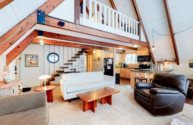 Tahoe retreat with private hot tub, wood stove, deck, & grill