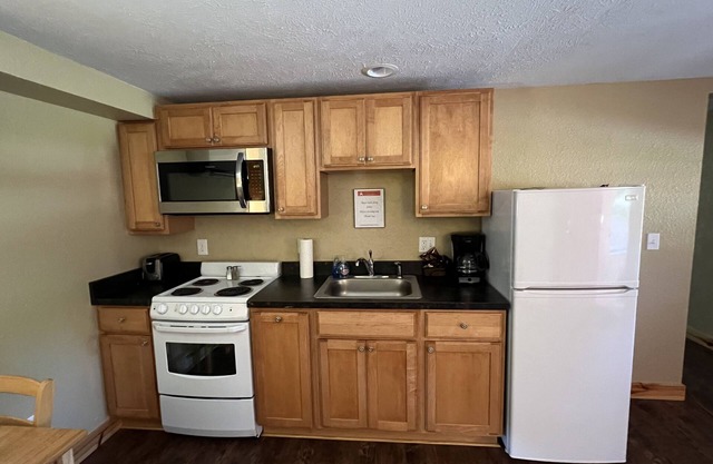Tahquamenon Suites Lodging - One-Bedroom Suite # 4