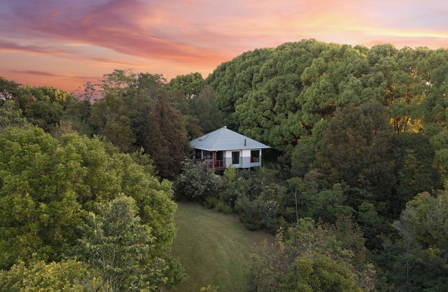 Tallaringa secluded romantic cottages - outdoor spa, king size bed and fireplace