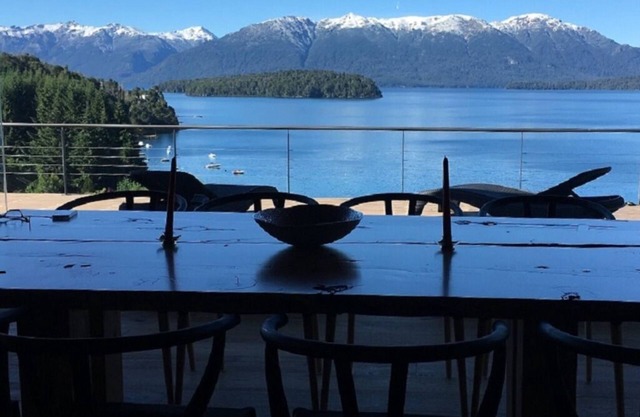 Tanière. Contemporary design house. Breathtaking lake view.