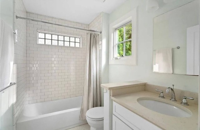 Tasteful 4BR/3BA in quiet neighborhood, walkable to town square. Dogs OK!