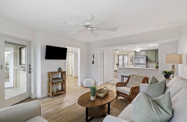 Tasteful FIRST Floor Villa with OCEAN VIEWS! Screened Porch, Pool Access!