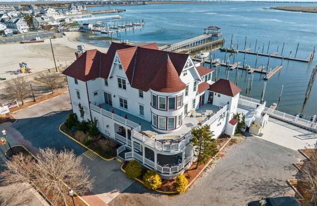 TAVERN ON THE BAY HOTEL-Frank Sinatra Suite