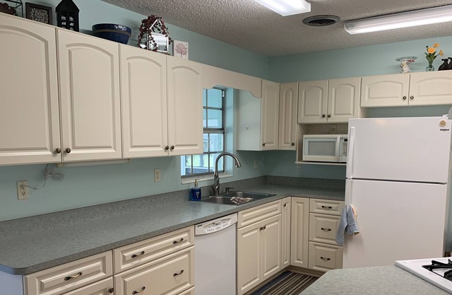 Teal Magnolia in Victorian McIntosh near Ocala and Gainesville