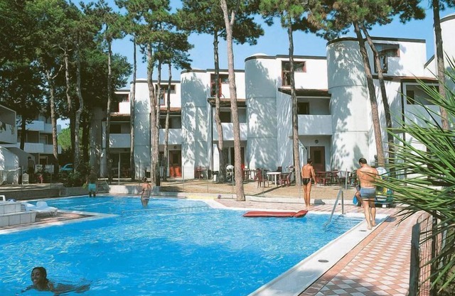 Terraced house with communal pool
