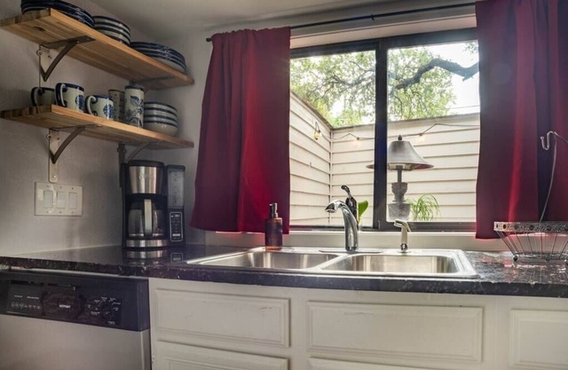 Texas-Themed King Bed Bungalow - Pet Friendly