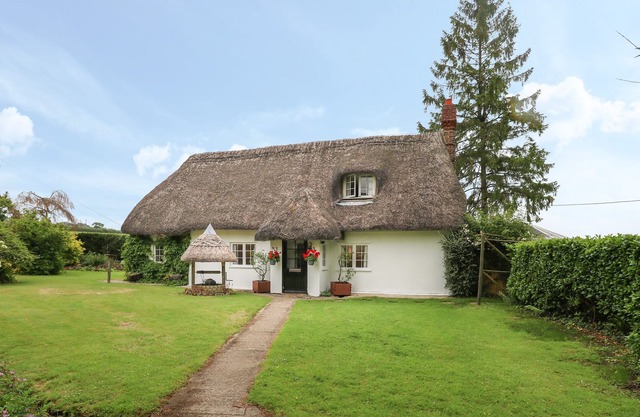 THATCH COTTAGE, pet friendly, with open fire in Buckland Newton