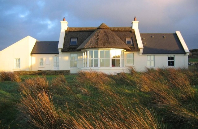 Thatched Roof, Elegant Cottage in Doolin, Spectacular Views, Tranquil