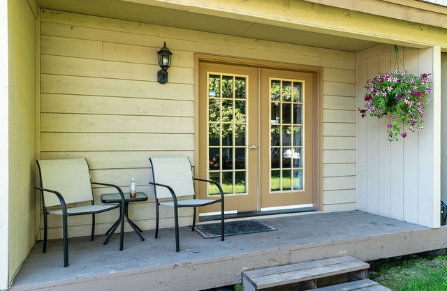 The Alaskan Wolf's Den Close to Airport, centrally located ; private entrance