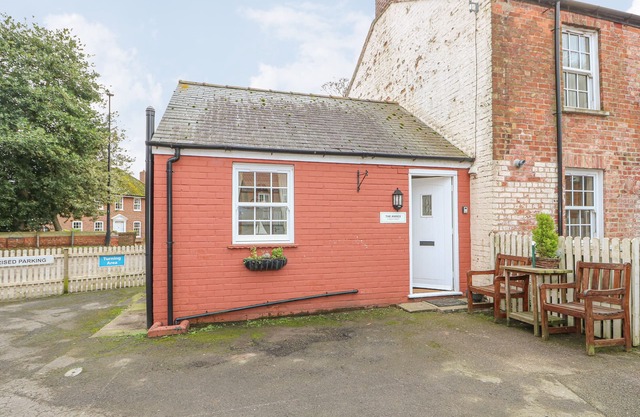 THE ANNEXE, pet friendly in Burgh Le Marsh