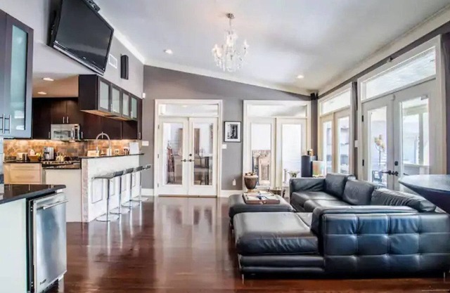 The Art House - indoor jacuzzi, and only one block from downtown!