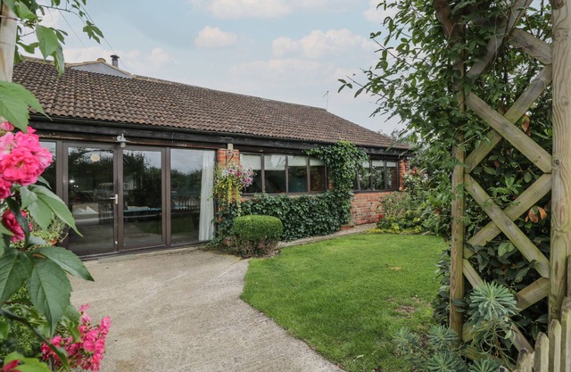 THE BARN, pet friendly, character holiday cottage in Malmesbury