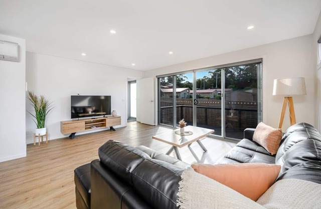 "The Bay Townhouse"-3 Bed, 2.5 Bath-500m to Beach