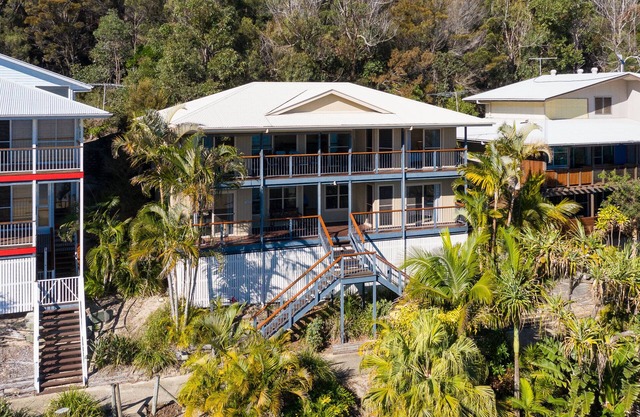 The Beachaus - Spacious Beachfront Holiday Home