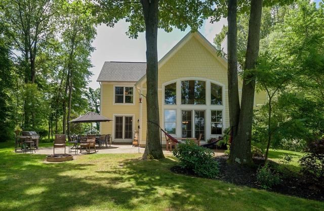THE BEST MODERN, BIG, WATERFRONT, BEAUTIFUL LAKEHOUSE- 2 HRS FROM CHICAGOLAND