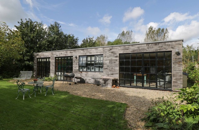 THE BIG BOX BRANDEERS, pet friendly, with open fire in Minety