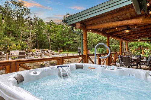 The Bigwood Cabin by AvantStay Hot Tub Firepit Pool Table Private Yard