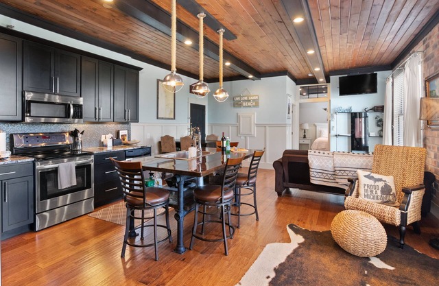 The Black Pearl: industrial condo sleeps 6, full size kitchen & scenic views!