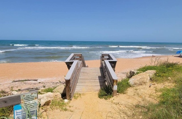The Blue Dolphin Beach Cottage - Bring your bathing suit and your pup!