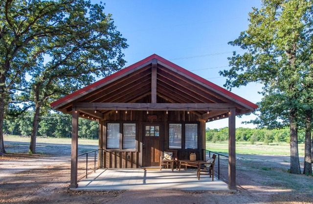 The Bobwhite Cabin 15MIN to Magnolia Baylor