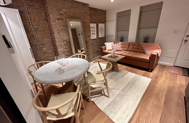 The Brick Flat - Stylish stay ~20 min from Manhattan