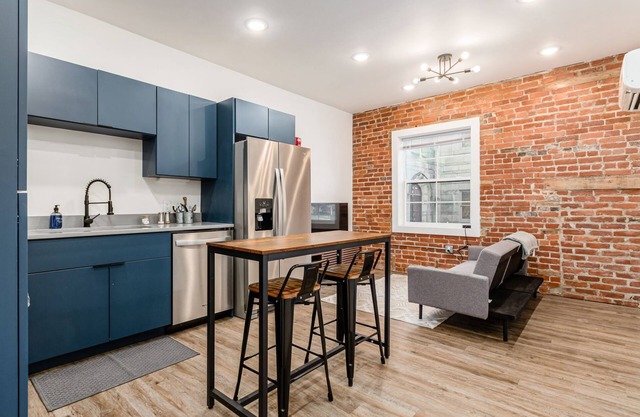 The Broad Apt - Downtown - Pool Table Pet-friendly