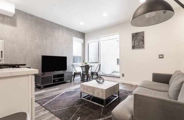 ⚡️The Brooklyn⚡️CENTRAL Capital Hill with Perfect Walking score🚶🏻‍♂️with Rooftop views